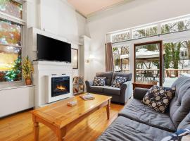 Charming Saugatuck Condo with Private Deck and Grill!, hotel di Saugatuck