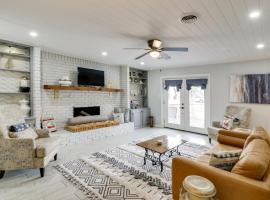 3 Mi to Saracen Landing! Family Getaway with Deck, hotelli kohteessa Pine Bluff