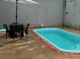 Casa com dois quartos e piscina em mineiros
