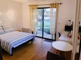 Studio attenant à maison avec parking, jardin, baignoire