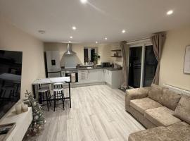 엔필드에 위치한 호텔 New 2-bed 2-bath detached flat with garden