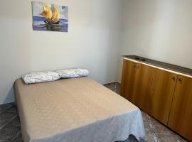 Quarto casal banheiro kitnet Antonina há 15 km de Morretes, hotel din Antonina