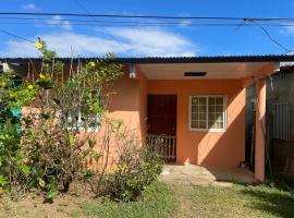 House a 10-minute walk from Porras Park、ラス・タブラスのホテル