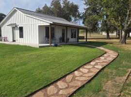 New Lux Cottage by Lake, King bed, Full Kit, Wi-Fi, hotel u gradu Šoni