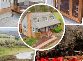 Family and Pet Friendly Retreat with Sauna, Firepit, Pond Views Near Route 151 Wineries, hotel v destinácii Faber