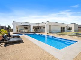 Luxury Bellbrae Retreat w Pool Spa & up to 12 Guests, hotel a Bellbrae