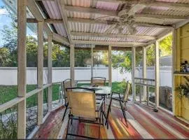 Cozy Cottage minutes from NASA Space Center, Kemah Boardwalk, Galveston Bay