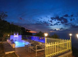 Kasauli Cabin I Villa with Pool and Live Barbeque, hotel din Kasauli