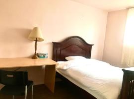 charming room for rent, hotel em Brossard