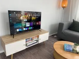 u3-Funky Unit with PrivateEntry QuietCentre NewAC New Smart TV