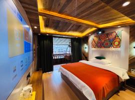 Phoenix Fuyuan Villa Riverside Hotel, hotel em Fenghuang