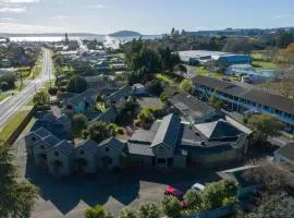 Smoke Lake Hot Springs Lodge & Camp