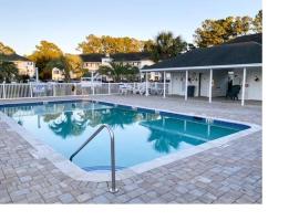 D2 Bishop on the Green 2 BR 2 BA Condo Colonial Charters Golf Course, Hotel in Longs