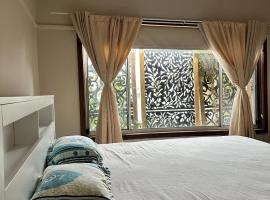 Spacious room in Sunshine walk to station with easy Melbourne access, hotel di Sunshine