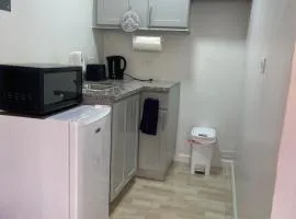 Cozy Studio 4 mins to Beach 10 mins to Downtown