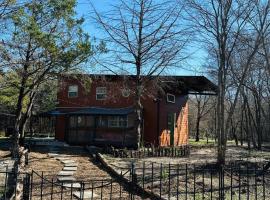 Cozy two story cabin retreat surrounded by nature, viešbutis mieste Veikas