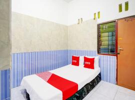 OYO Life 93061 Kost Vicky Syariah, מלון ליד נמל התעופה הבינלאומי ג'ואנדה, סוראבאיה
