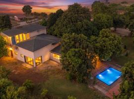 The Elemental Villa - 2 Acre Orchard Retreat, Hotel in Jambhulpāda