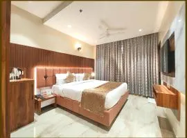 The Elegant Hotel Vishwam Inn Residency - Near Viswanath Temple And Ganga Ghat #Lift #parking #Wi-Fi #Restaurant And All Facilities Are Available Book early and have fun
