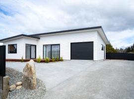 Murchison View house with Jacuzzi, Hotel in Te Anau