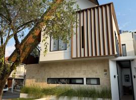 Villa Tropica - 4BDR House near Whoosh by Casa99 KBP, Hotel in Padalarang