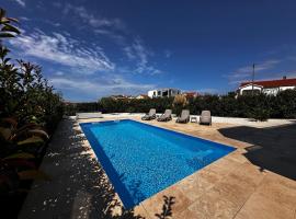 Appartement mit Meerblick und Pool zur Alleinnutzung in Porec Valey May, hotel a Razvala