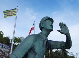 Stadtwohnung ElbGlück grosses Appartement mit eigenem Parkplatz，勞恩堡的飯店