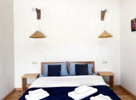 "White House Nakani" - Guesthouse near the centre, hotel din Mestia