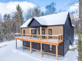 Spa Pool Table & Comfort - Chalet le Barista, hotel v destinácii Brownsburg