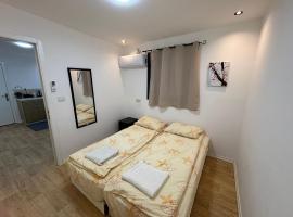 היחידונת בנוב, hotel v destinaci Nov