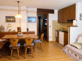 Casa a Penia-Alba a 2 minuti da impianti funivia, Hotel in Penia