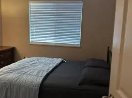 Scott Road Guesthouse - Private Rooms & Suites, Walk to Transit, 21-Min to Airport, Free Parking & Wi-Fi