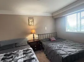 Scott Road Guesthouse - Private Rooms & Suites, Walk to Transit, 21-Min to Airport, Free Parking & Wi-Fi