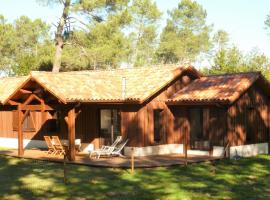 Chalet en forêt landaise avec jacuzzi dintérieur, khách sạn ở Pissos