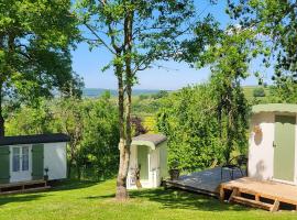 Petit a Petit - gypsy wagons and Bell tents in the Bourgogne, hotel di Saisy
