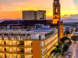 Hotel Neiva Plaza, hotellia, jossa on porealtaita kohteessa Neiva