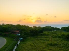 Spacious Sea-View 3BR Family Apartment near Bamburi Beach, Mombasa marine water park & PrideInn Beach resort with Pool & free Parking 5 minutes walk to the beach with a sunrise view above the Sea, hotel com estacionamento em Mombasa