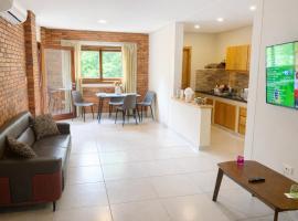 Elegante apartamento nuevo de 75 m2 con balcón y parking privado, hotel en Nemby