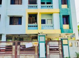 Gayatri Heights, hotel i Narasapur