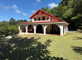 Escape to a Mountain Hideaway w- Jacuzzi & Scenic Views in Cayey, Hotel in Cayey