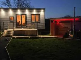 Hill view cabin-private hot tub-valley views