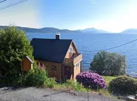 Hjelvikhytta - flott beliggenhet ved sjøen