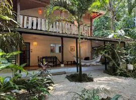 Colibri Apartments - Private kitchen & bathroom - 4 min walk to the Beach!