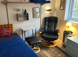 Genbrugsfabrikkens Tiny apartment, khách sạn ở Holbæk