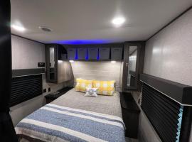 Cozy Camper, easy drive to beach, hotel v destinácii Ellenton