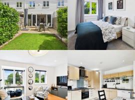 Contemporary 1-Bedroom Home with Garden, Parking, Full Kitchen, Surrey, London Zone 6, Hotel in Ewell