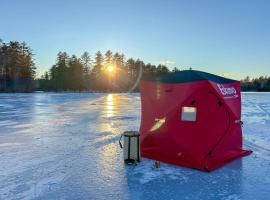 Lakefront Cabin Woodstove, Firepit and Ice Fishing!, hotel em Limerick