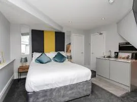 StayCoastal Linden Hotel King Deluxe Suite 4