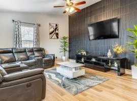 9 Mi to Dtwn Indy Suburban Group Retreat with Yard