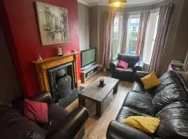 The Lagan Pad - 4-Bed Home with Free Parking Sleeps 9